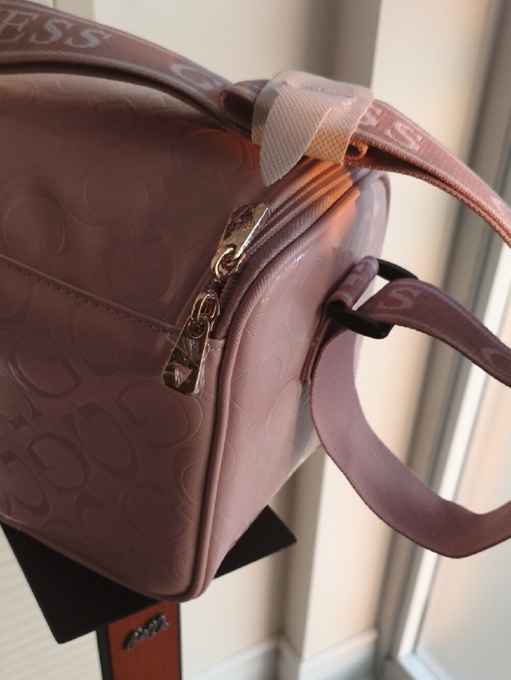 NWT 🩷 GUESS Light Pink Patent Logo Crossbody Insulated Lunch Bag - Picture 3 of 11